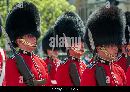 Les soldats de l'Grenadier Guards en uniforme rouge de cérémonie en service à l'état d'ouverture du Parlement sur une journée ensoleillée Banque D'Images