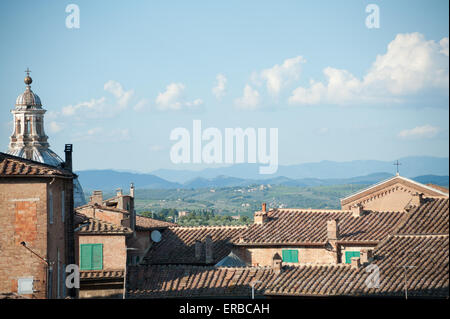 Vue sur les toits de Sienne avec Il Duomo de la cathédrale de Sienne et les collines environnantes, Sienne, Toscane, Italie Banque D'Images