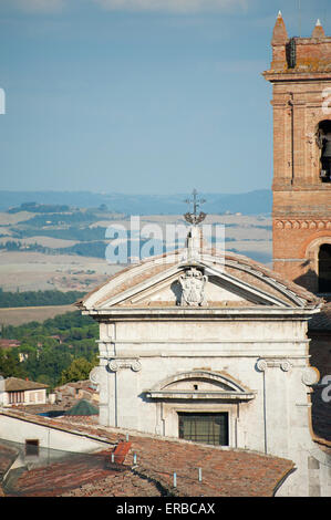 Détail de l'avant et à l'église vue sur les collines toscanes à l'heure d'or, ville de Sienne, Toscane, Italie Banque D'Images