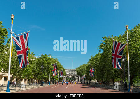 L'Union flags Mall menant à l'Admiralty Arch à Londres lors d'une journée ensoleillée Banque D'Images