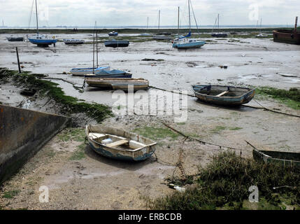 Voiliers avec la marée sur l'estuaire Leigh on Sea Essex UK Banque D'Images
