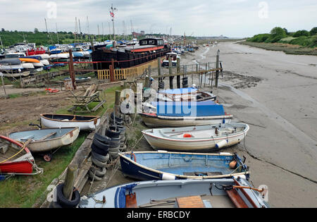 Ancienne péniche et voiliers à Leigh on Sea Essex estuaire UK Banque D'Images