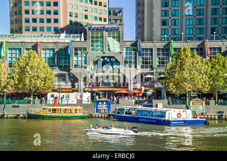 Scène colorée de croisières et ferry voyage en bateau sur la rivière Yarra, Melbourne Southbank centre commercial Southgate Banque D'Images