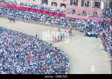 Les chevaux en attendant le départ à la Palio di Siena, Sienne, Toscane, Italie Banque D'Images