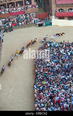 Premier tour des dix chevaux à Il Palio di Siena course de chevaux, Sienne, Toscane, Italie Banque D'Images