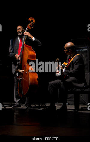 Turin, Italie, le 31 mai 2015. Le jazz américain double-bassiste Ron Carter (à gauche) joue avec le guitariste Russell Malone (à droite) à Torino Jazz Festival. Banque D'Images