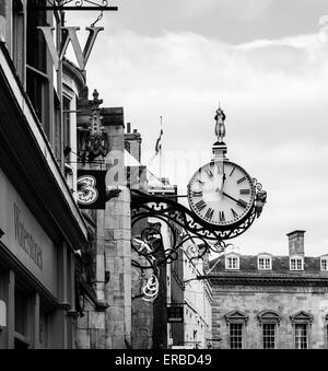 Noir et blanc, St Martin Le Grand réveil de l'Église avec le peu d'amiral et de son sextant, le top. Coney Street, New York. Angleterre, Royaume-Uni Banque D'Images