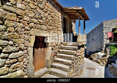 Portugal : maison en pierre typique, dans le village historique de Monsanto Banque D'Images