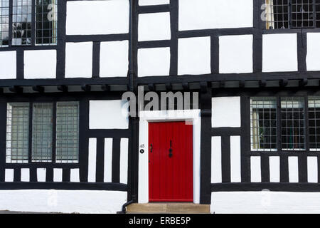 Maison historique à pans de bois avec une porte d'entrée rouge, Mill Street, Warwick, Warwickshire, Angleterre Banque D'Images