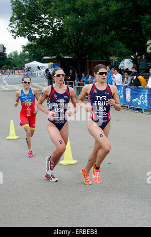 Londres, Royaume-Uni. 31 mai, 2015. Katie Zaferes (USA) et Sarah Vrai (USA) mené conjointement des reception de 2e et 3e place respectivement au cours de vitalité World Triathlon London-Elite les hommes à Hyde Park, au cours de l'épanouissement des femmes au monde de triathlon par London-Elite Hyde Park au cours de l'épanouissement des femmes au monde de triathlon par London-Elite Hyde Park Crédit : Dan Cooke/Alamy Live News Banque D'Images