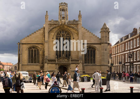 Une partie de mariage devant l'église St Michael le Belfrey sur le Haut pétergate au soleil avec des nuages gris derrière, York, North Yorkshire, Royaume-Uni Banque D'Images