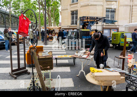 Paris, France, les gens Français Shopping Vente de garage, Brocante, scène de rue parisienne, dans le quartier du Marais, vendeur de rue, le choix de l'acheteur des marchandises, les quartiers locaux Banque D'Images