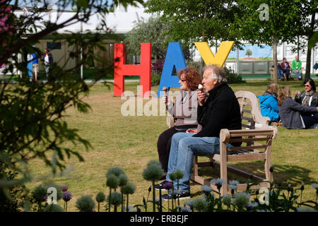 Hay Festival, Hay on Wye, Powys, Wales - Mai 2015 - Les visiteurs du Hay Festival déguster une glace en fin d'après-midi ensoleillé. Banque D'Images