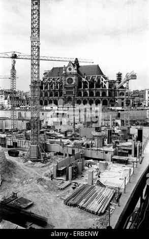 AJAXNETPHOTO. 1983. PARIS, FRANCE. - Travaux - NOUVELLE CONSTRUCTION À GRANDE ÉCHELLE EN COURS SUR LE SITE DE L'ANCIEN DES HALLES. Église de Sainte EUSTACHE DANS L'ARRIÈRE-PLAN. PHOTO:JONATHAN EASTLAND/AJAX REF:832505 14A Banque D'Images