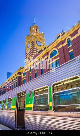 L'argent moderne tirant jusqu'à l'emblématique train La Gare de Flinders Street, Mebourne, Australie Banque D'Images