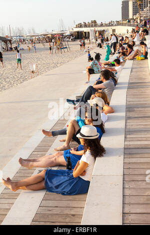 Des gens assis le long du front de mer de Tel Aviv , Israel Banque D'Images