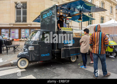 Paris, France, gens achetant des collations à la rue camion de nourriture, vente de garage français, Brocante, vendeur de rue, dans le quartier du Marais, dans le quartier de Paris Banque D'Images