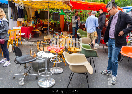 Paris, France, Europe Chinois Tourist Shopping Stall, marché de l'époque Français Recycled Furniture garage sale, Brocante, sur la rue dans le quartier du Marais, acheteur chinois choisissant des marchandises Banque D'Images