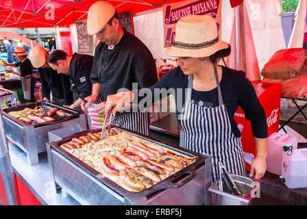 Paris, France, Français Les personnes travaillant sur le gril saucisses locales comptoir vente de garage, Brocante, de vendeurs d'aliments de rue dans le quartier du Marais, Banque D'Images