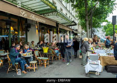 Paris, France, personnes partageant des repas sur la terrasse du café, extérieur près de French Brocante, sur la rue parisienne dans le quartier du Marais, rue parisienne 'le Sancerre' scène de café animée, quartiers locaux, trottoir Banque D'Images