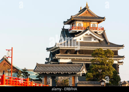 Donjon de style Borogata du château de Kiyosu à Nagoya. Reconstruit et déplacé de son site d'origine, tourné pendant l'heure d'or contre un ciel bleu. Banque D'Images