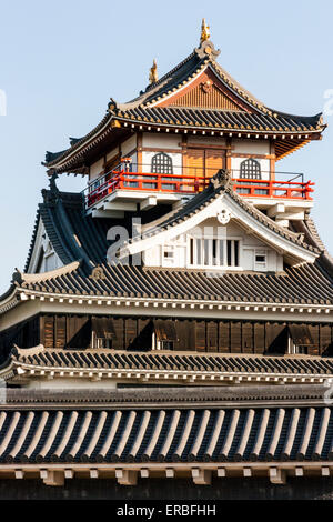 Donjon de style Borogata du château de Kiyosu à Nagoya. Reconstruit et déplacé de son site d'origine, tourné pendant l'heure d'or contre un ciel bleu. Banque D'Images