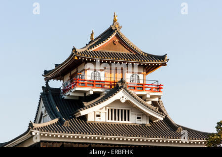 Donjon de style Borogata du château de Kiyosu à Nagoya. Reconstruit et déplacé de son site d'origine, tourné pendant l'heure d'or contre un ciel bleu. Banque D'Images