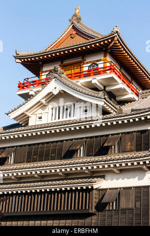 Donjon de style Borogata du château de Kiyosu à Nagoya. Reconstruit et déplacé de son site d'origine, tourné pendant l'heure d'or contre un ciel bleu. Banque D'Images