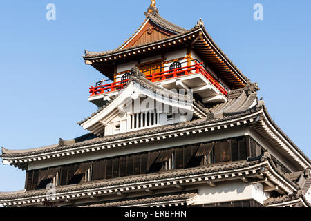 Donjon de style Borogata du château de Kiyosu à Nagoya. Reconstruit et déplacé de son site d'origine, tourné pendant l'heure d'or contre un ciel bleu. Banque D'Images