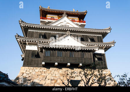 Donjon de style Borogata du château de Kiyosu à Nagoya. Reconstruit et déplacé de son site d'origine, tourné pendant l'heure d'or contre un ciel bleu. Banque D'Images