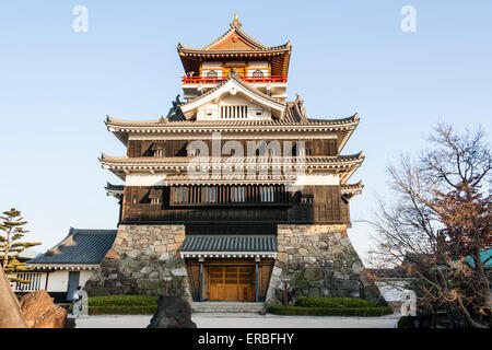 Donjon de style Borogata du château de Kiyosu à Nagoya. Reconstruit et déplacé de son site d'origine, tourné pendant l'heure d'or contre un ciel bleu. Banque D'Images