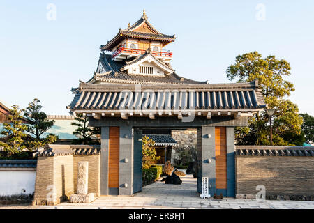 La porte de style Koraimon, entrée au château reconstruit de Kiyosu avec son maintien dans le fond contre un ciel bleu clair. Nagoya, Japon. Banque D'Images