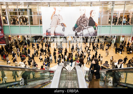 Intérieur de la gare de Nagoya à l'heure de Noël. Vue sur la hauteur en regardant un double escalier roulant vers le grand concours bondé plein en dessous. Banque D'Images