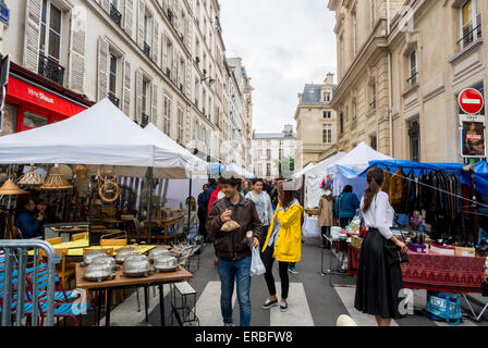 Paris, France, grande foule jeunes Shopping Vente de garage français, Brocante, sur la rue dans le quartier du Marais, vendeurs de rue, quartiers locaux, vacances, vacances Banque D'Images