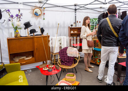 Paris, France, People Shopping marchés aux puces Français Vente, marché Vintage meubles recyclés Stall, Brocante, rue dans le quartier du Marais, vendeur de rue Banque D'Images