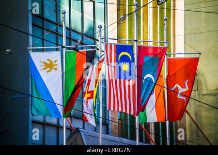 Drapeaux colorés du monde, des Nations drapeaux suspendus dans Bourke Street, Melbourne, Australie Banque D'Images