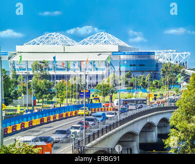 Voitures à voyager à travers le pont de la rue du Cygne à usages multiples de Melbourne, Melbourne lieu Sports Park Melbourne Australie Banque D'Images