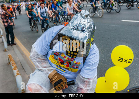 Moscou, Russie, le dimanche, 31 mai 2015. 5e édition de la Parade de Moscou. Le défilé a été organisé par le Let's Bike ! Projet visant à promouvoir le développement de la location de l'infrastructure et la sécurité de la circulation dans la ville. Accident Robot Crédit : Alex's Pictures/Alamy Live News Banque D'Images