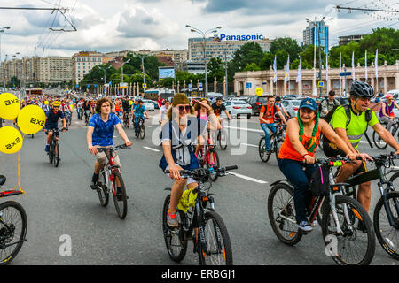 Moscou, Russie, le dimanche, 31 mai 2015. 5e édition de la Parade de Moscou. Le défilé a été organisé par le Let's Bike ! Projet visant à promouvoir le développement de la location de l'infrastructure et la sécurité de la circulation dans la ville. Salute. Crédit : Alex's Pictures/Alamy Live News Banque D'Images