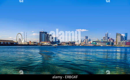 Vue panoramique de l'eau à l'échelle de Docklands, l'océan, l'horizon de la ville de Melbourne. Banque D'Images