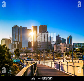 Piétons menant à la gare de Richmond, ville avec des gratte-ciel au coucher du soleil, Melbourne, Australie Banque D'Images