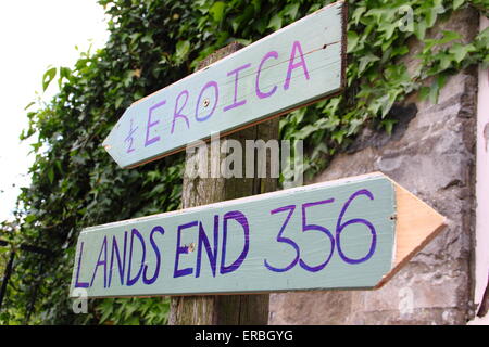 Un signe fait-main aboutir à l'Eroica Britannia dans le parc national de Peak District, Derbyshire, Angleterre, Royaume-Uni Banque D'Images