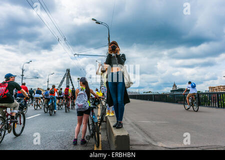 Moscou, Russie, le dimanche, 31 mai 2015. 5e édition de la Parade de Moscou. Le défilé a été organisé par le Let's Bike ! Projet visant à promouvoir le développement de la location de l'infrastructure et la sécurité de la circulation dans la ville. Reporter. Crédit : Alex's Pictures/Alamy Live News Banque D'Images