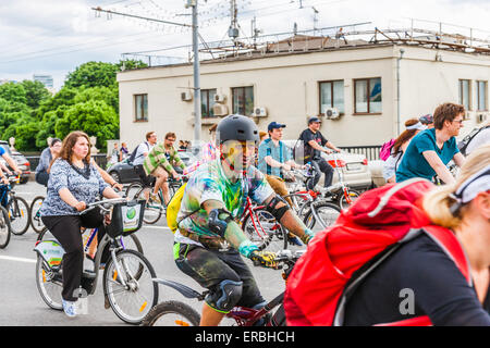 Moscou, Russie, le dimanche, 31 mai 2015. 5e édition de la Parade de Moscou. Le défilé a été organisé par le Let's Bike ! Projet visant à promouvoir le développement de la location de l'infrastructure et la sécurité de la circulation dans la ville. Camouflage. Crédit : Alex's Pictures/Alamy Live News Banque D'Images