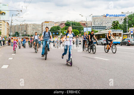 Moscou, Russie, le dimanche, 31 mai 2015. 5e édition de la Parade de Moscou. Le défilé a été organisé par le Let's Bike ! Projet visant à promouvoir le développement de la location de l'infrastructure et la sécurité de la circulation dans la ville. Tango dancer. Crédit : Alex's Pictures/Alamy Live News Banque D'Images