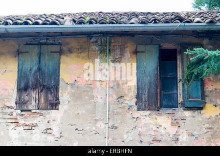 Rusty windows dans mur en ruine d'une ancienne ferme en campagne dans l'Émilie-Romagne en Italie Banque D'Images