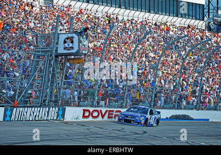 Dover, DE, USA. 31 mai, 2015. Dover, DE - 31 mai 2015 : Jimmie Johnson (48) franchit la ligne d'arrivée en remportant le 400 FedEx bénéficiant Autism Speaks course de NASCAR à Dover International Speedway de Dover, DE. Credit : csm/Alamy Live News Banque D'Images