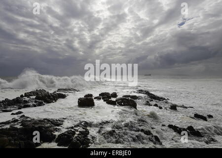 Une plage de Seapoint sous un ciel couvert d'hiver Banque D'Images