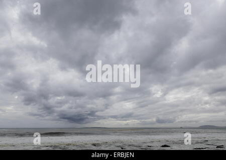 L'île de Robben Island vue d'une plage dans la région de Seapoint sous un ciel couvert d'hiver Banque D'Images