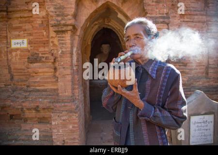 Dame fumeurs cheroot à Khay Min Gha temple de Bagan Myanmar Banque D'Images